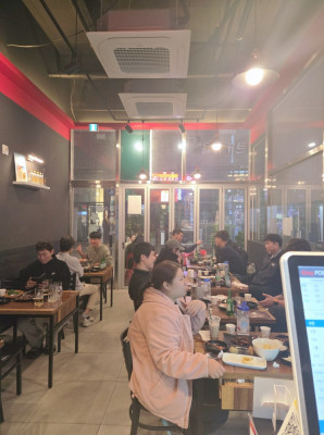 [김해율하맛집] 32년 전통 연탄구이와 크리스마스 감성! '부원닭발 율하점'에서 미리 즐기는 연말 (김해율하닭발)