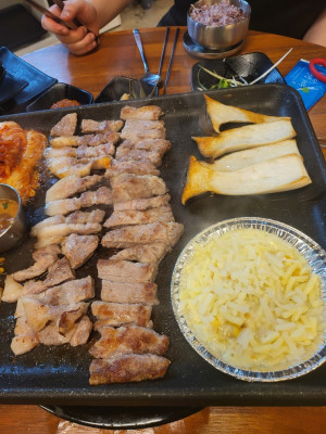 함덕흑돼지 맛있는 곳 찾으신다면 윤가네흑돼지 대패삼겹살 제주함덕흑돼지로!