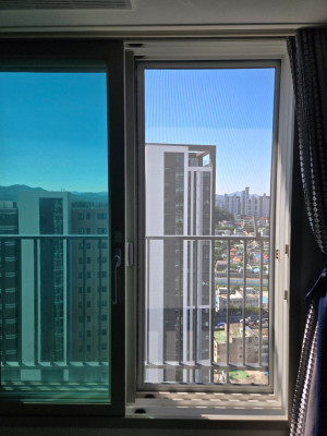 방충망을 직접 교체를 하러 방문을 하고 있는 대전미세방충망 삼둥이방충망