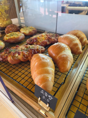 주인장이 직접 굽는 천연발효빵과 수제청 음료가 있는 '카페(cafe) 빈'