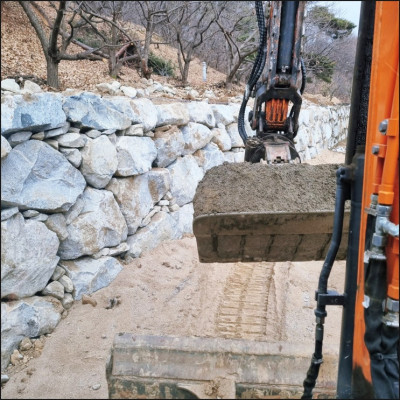 충주 체류형쉼터공사 조경공사 중장비대여는 충주시 금릉동 진평건기선우중기