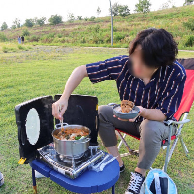 캠핑음식 추천 얼큰한 감자탕밀키트 들고 공원